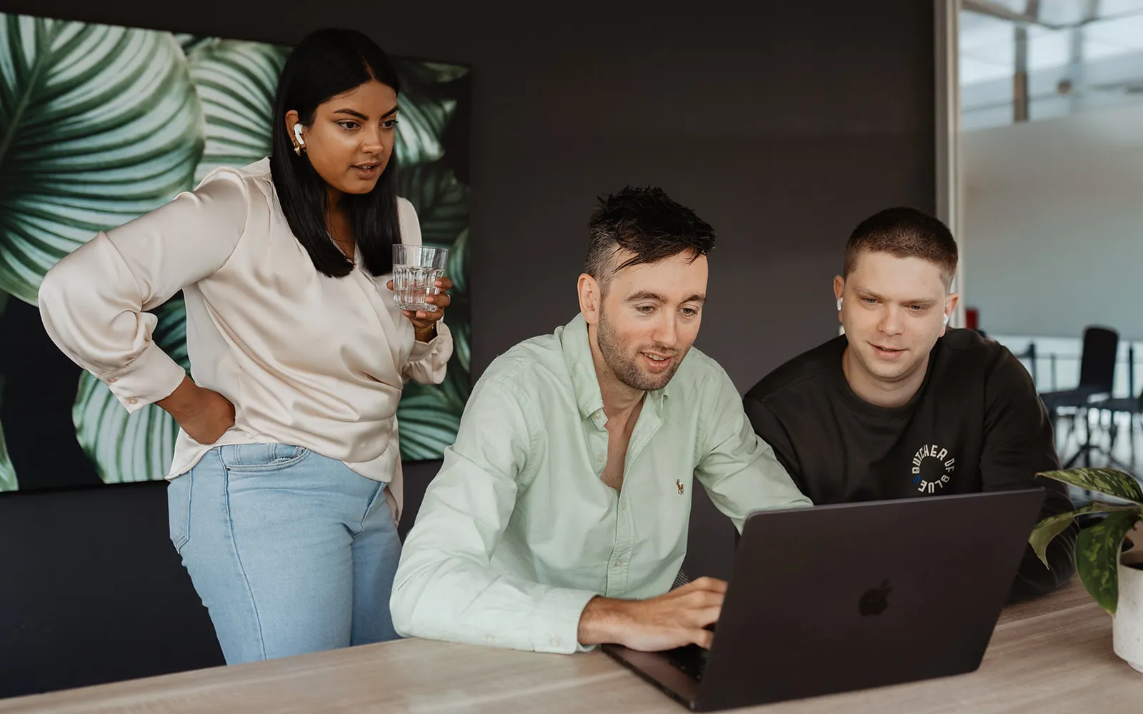 Senior developers van Coding.nl werken samen aan een e-commerce project
